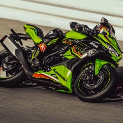 1756104135278_ZX-4R_BT_Moto.jpg